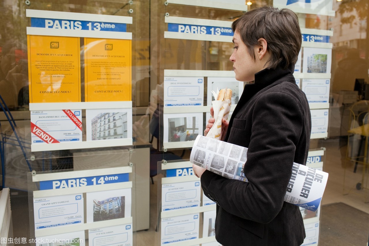 巴黎的房地產(chǎn)經(jīng)紀(jì)人面前的年輕女子